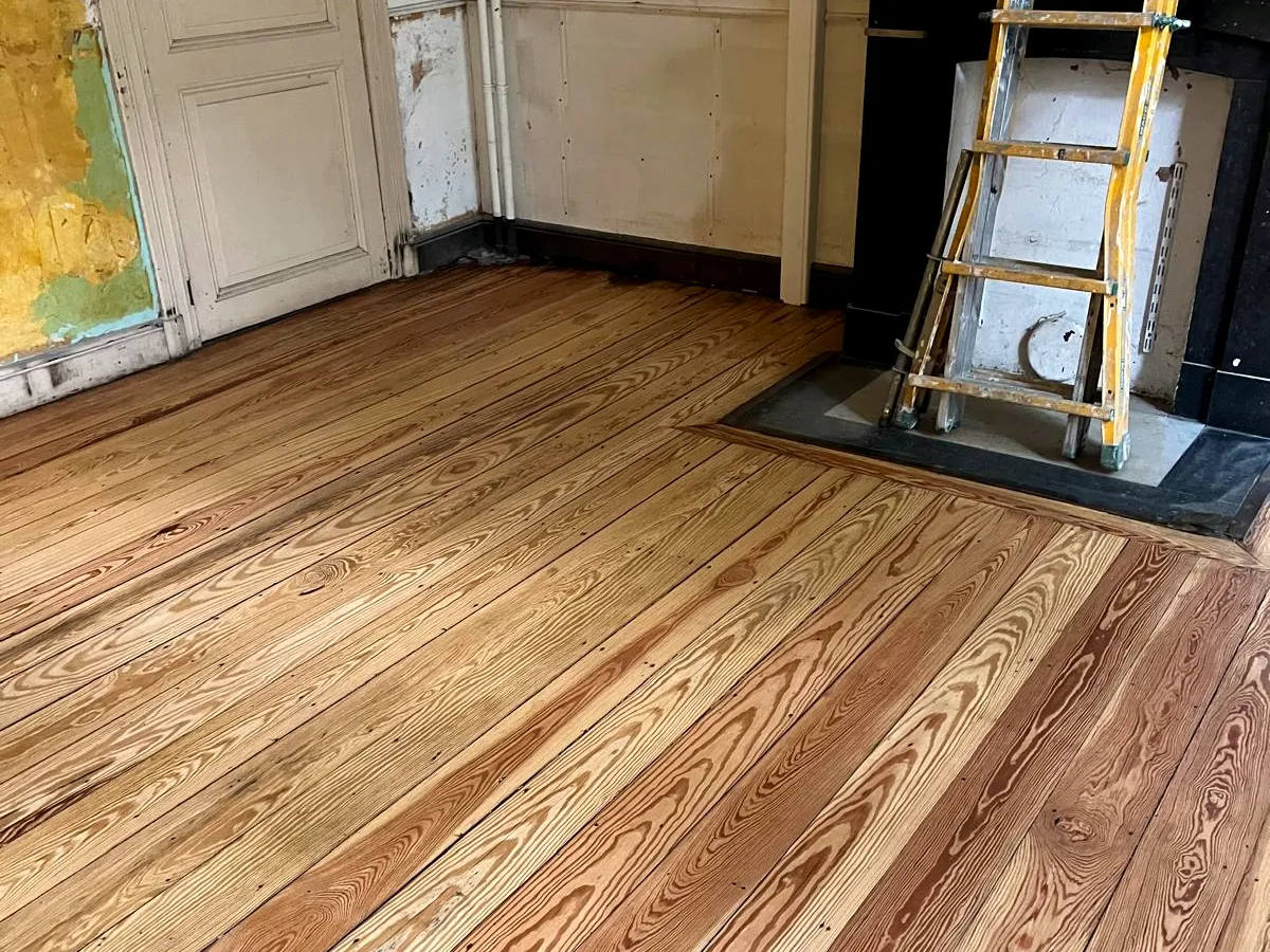 Le même plancher et la même cheminée après ponçage complet, chantier Wood Floors