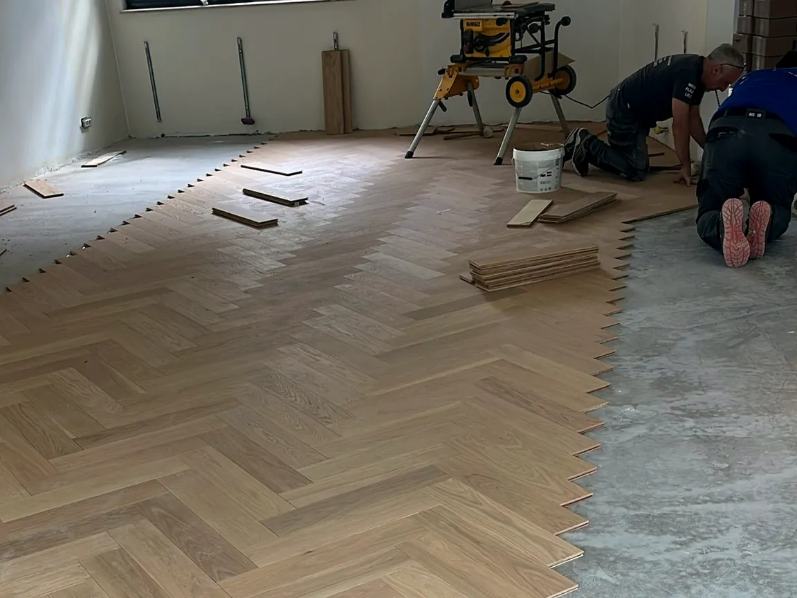 L’équipe Wood Floors pose le parquet bâton rompu en chêne, pose collée à Wemmel