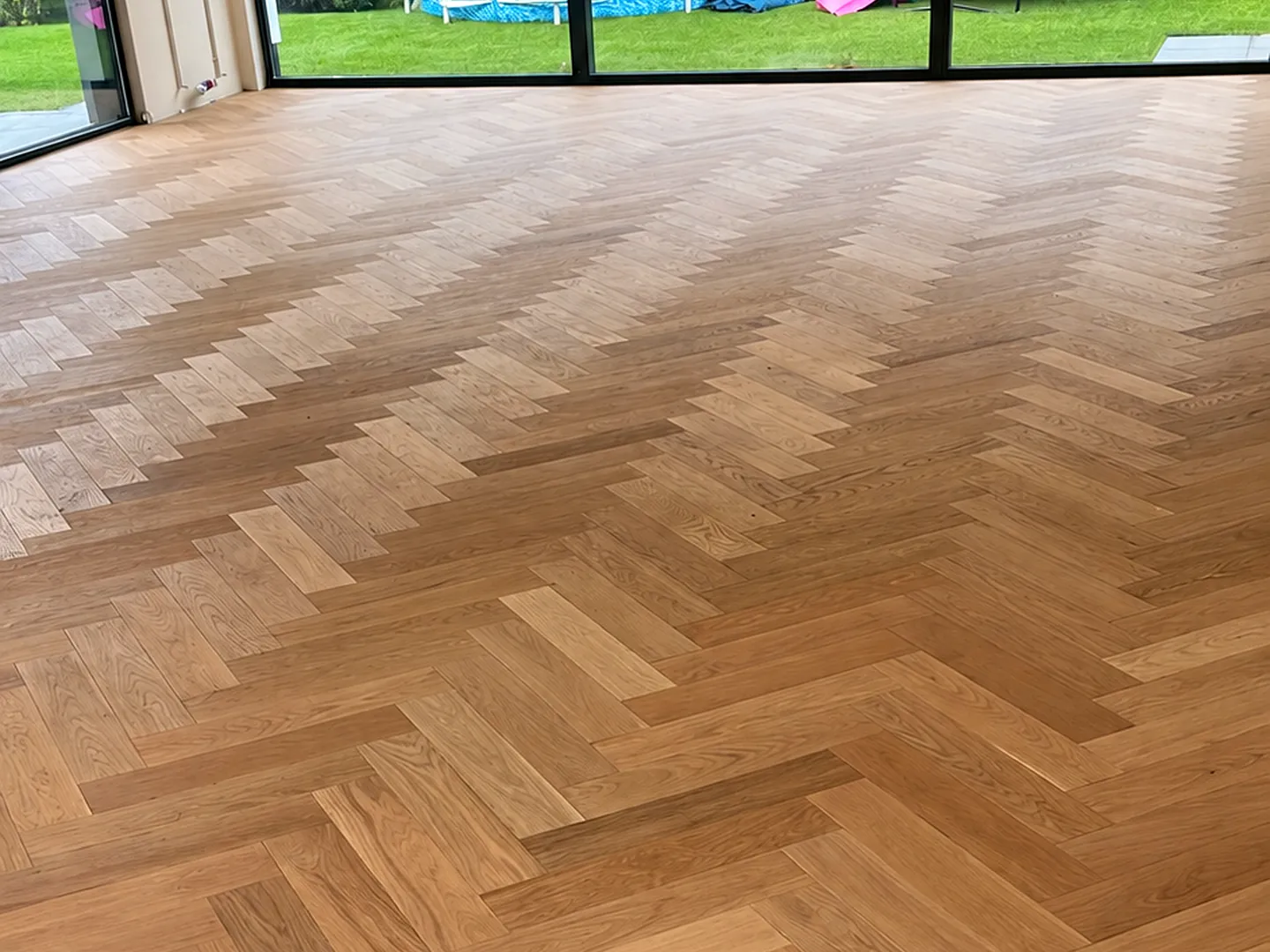 Le bâton rompu en chêne terminé devant la baie du jardin, chantier Wood Floors à Wemmel