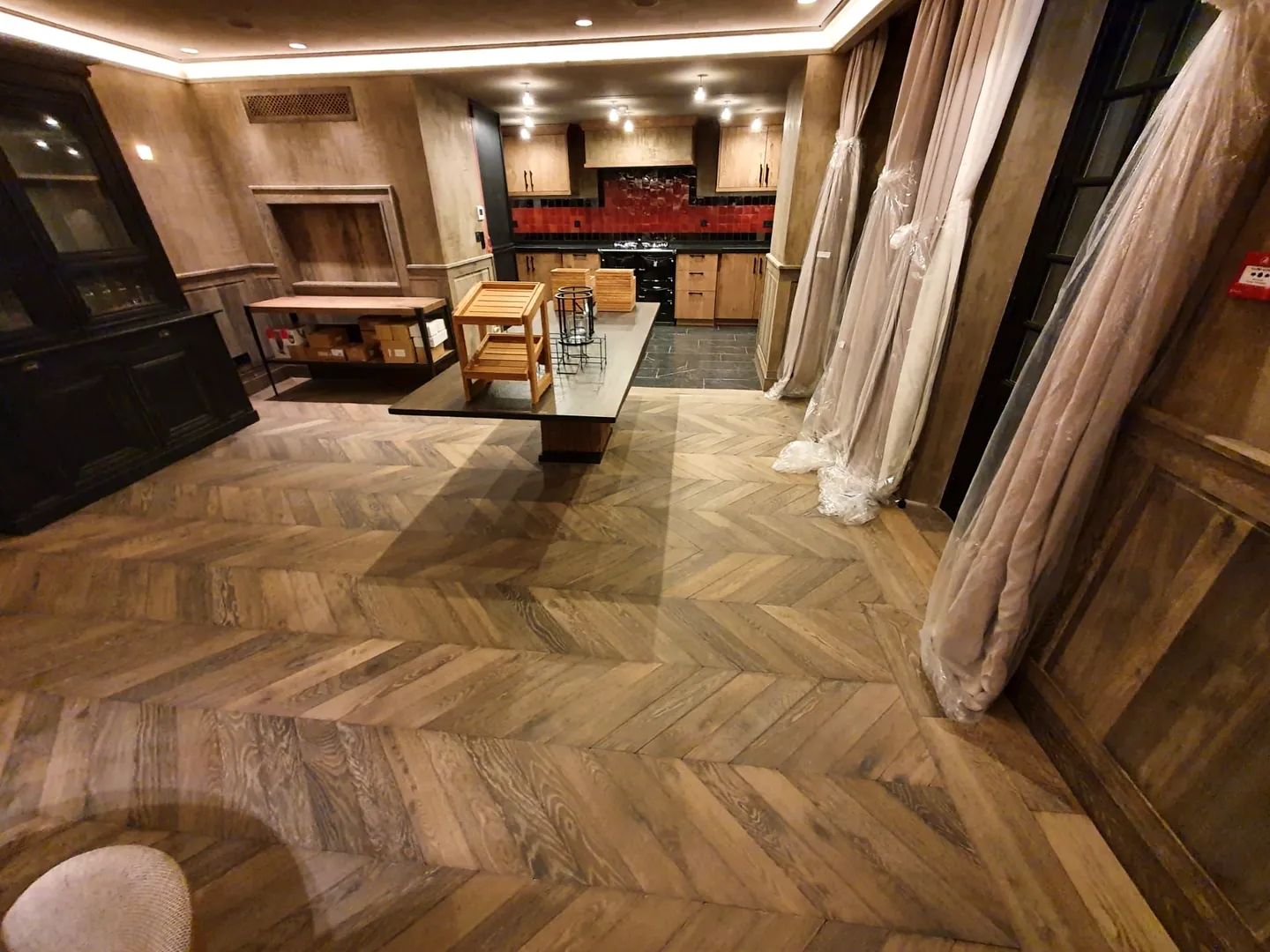 Parquet en chevrons dans un intérieur aux boiseries foncées, chantier Wood Floors en Belgique