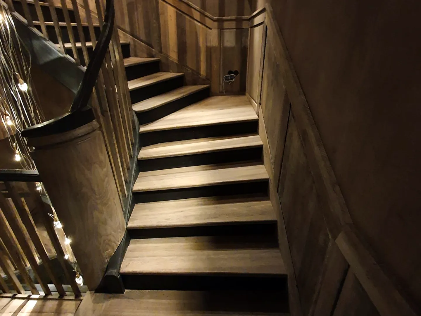 Escalier et parquet assortis dans un intérieur boisé, chantier Wood Floors en Belgique