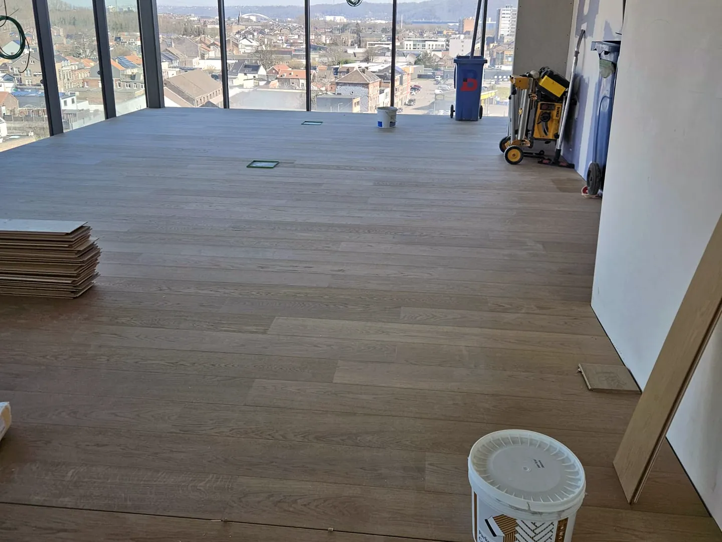 Lames larges claires dans une pièce contemporaine, chantier Wood Floors en Belgique