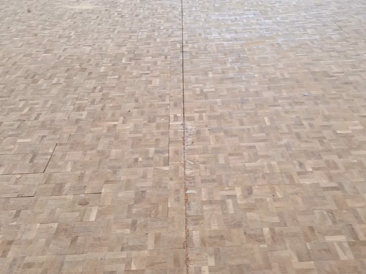 Sol en bois de bout dans un grand espace professionnel, chantier Wood Floors en Belgique
