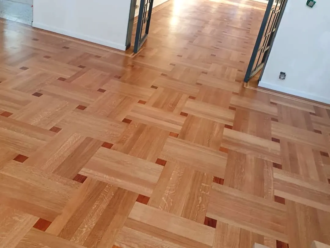 Parquet mosaïque aux nuances naturelles, chantier Wood Floors en Belgique