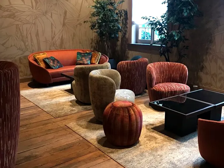 Parquet chaleureux dans un salon aménagé, chantier Wood Floors