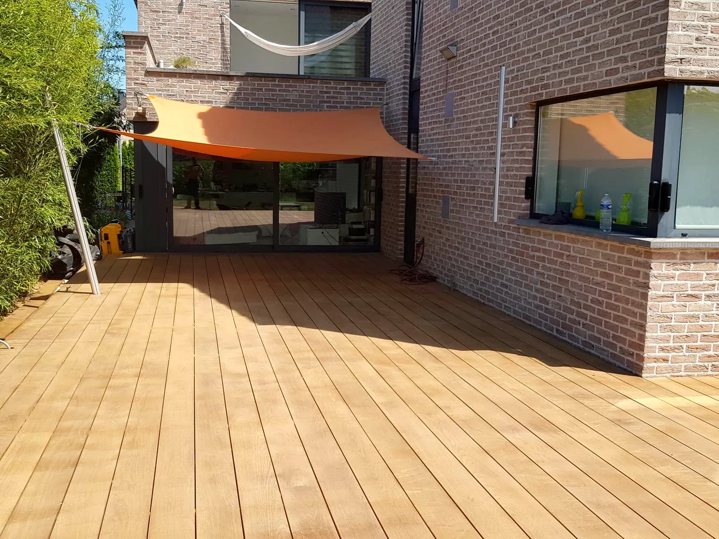 Terrasse claire ouverte sur un grand jardin, chantier Wood Floors en Belgique