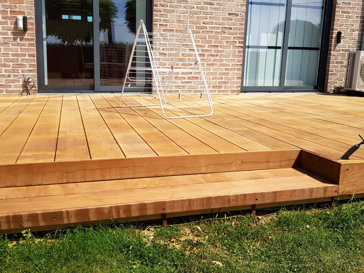 Grande terrasse en bois devant une maison, chantier Wood Floors en Belgique
