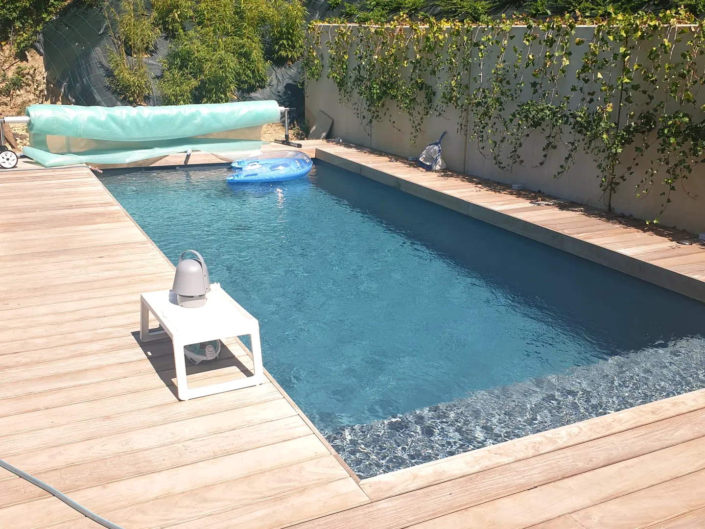 Terrasse en bois autour d’une piscine, chantier Wood Floors en Belgique