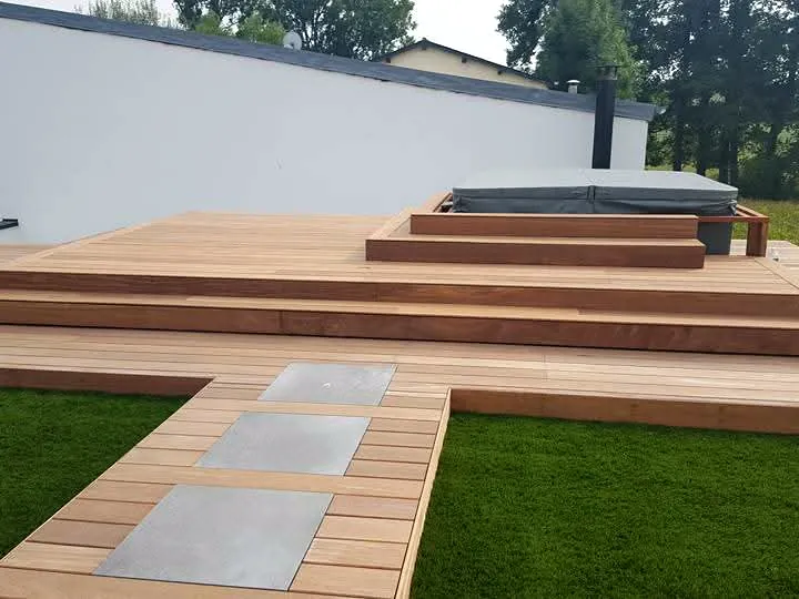 Terrasse en bois sur toiture avec marches intégrées, chantier Wood Floors en Belgique