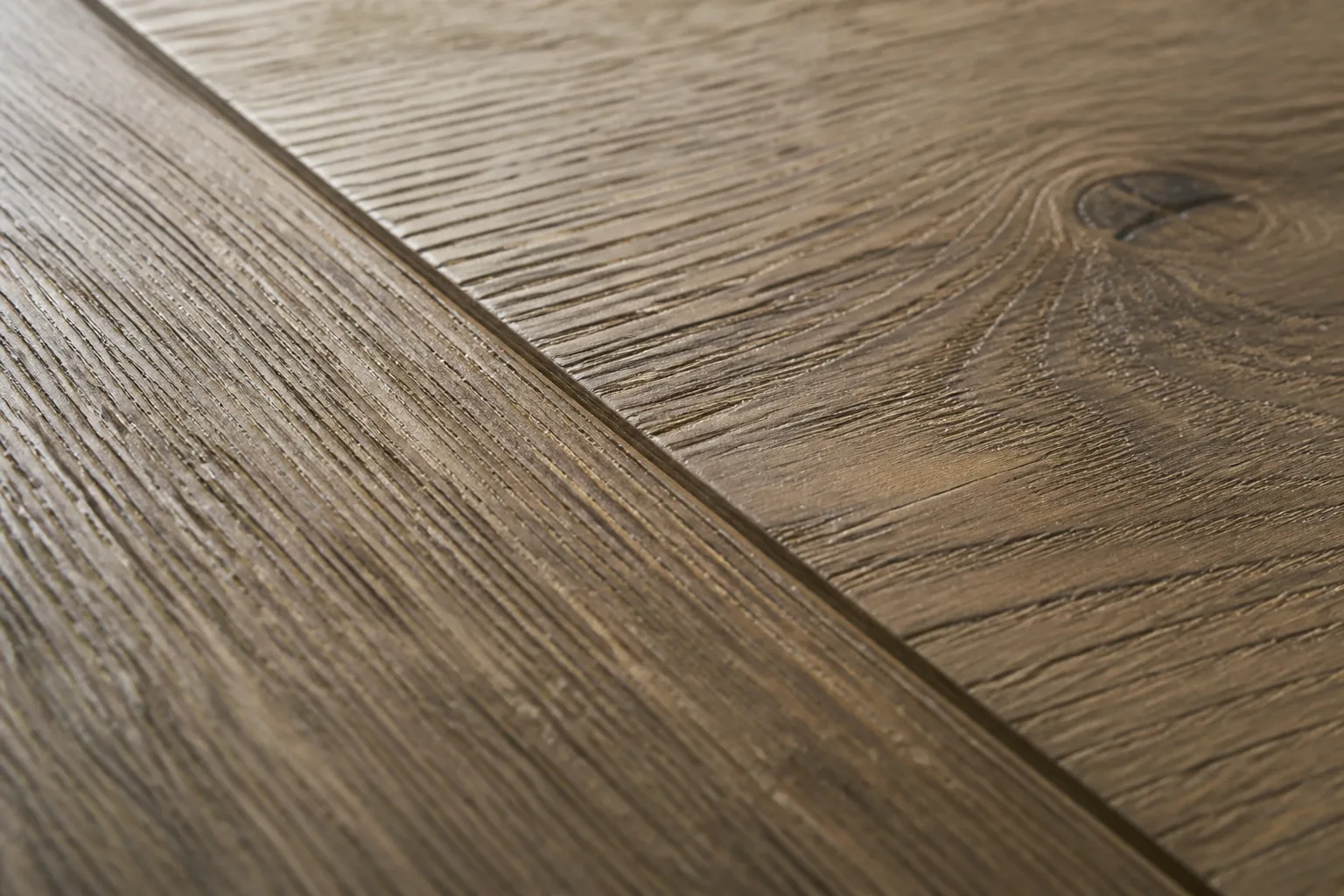 Application soignée d’une finition sur un parquet en chêne