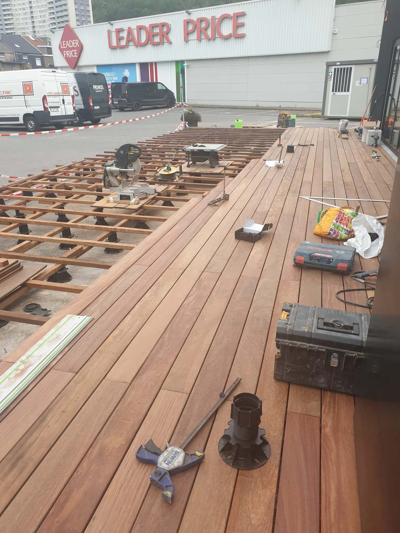 Structure de lambourdes et premières lames de la terrasse commerciale, chantier Wood Floors