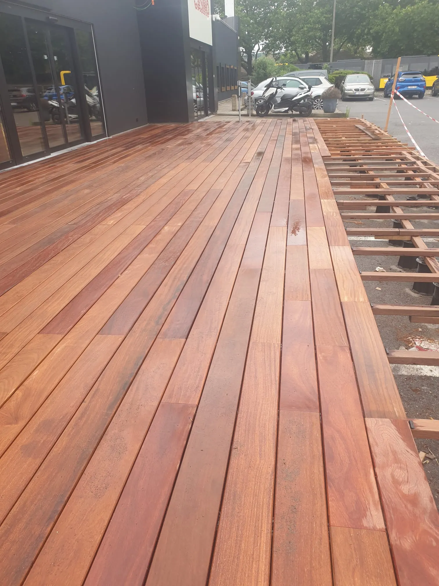 Platelage en bois exotique terminé devant l’établissement, chantier Wood Floors