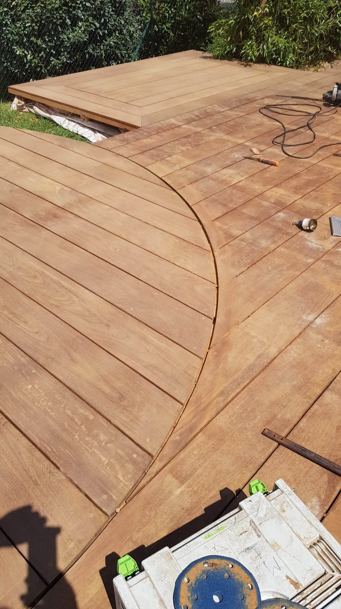 Découpe de la rive courbe du platelage en bois exotique, chantier Wood Floors