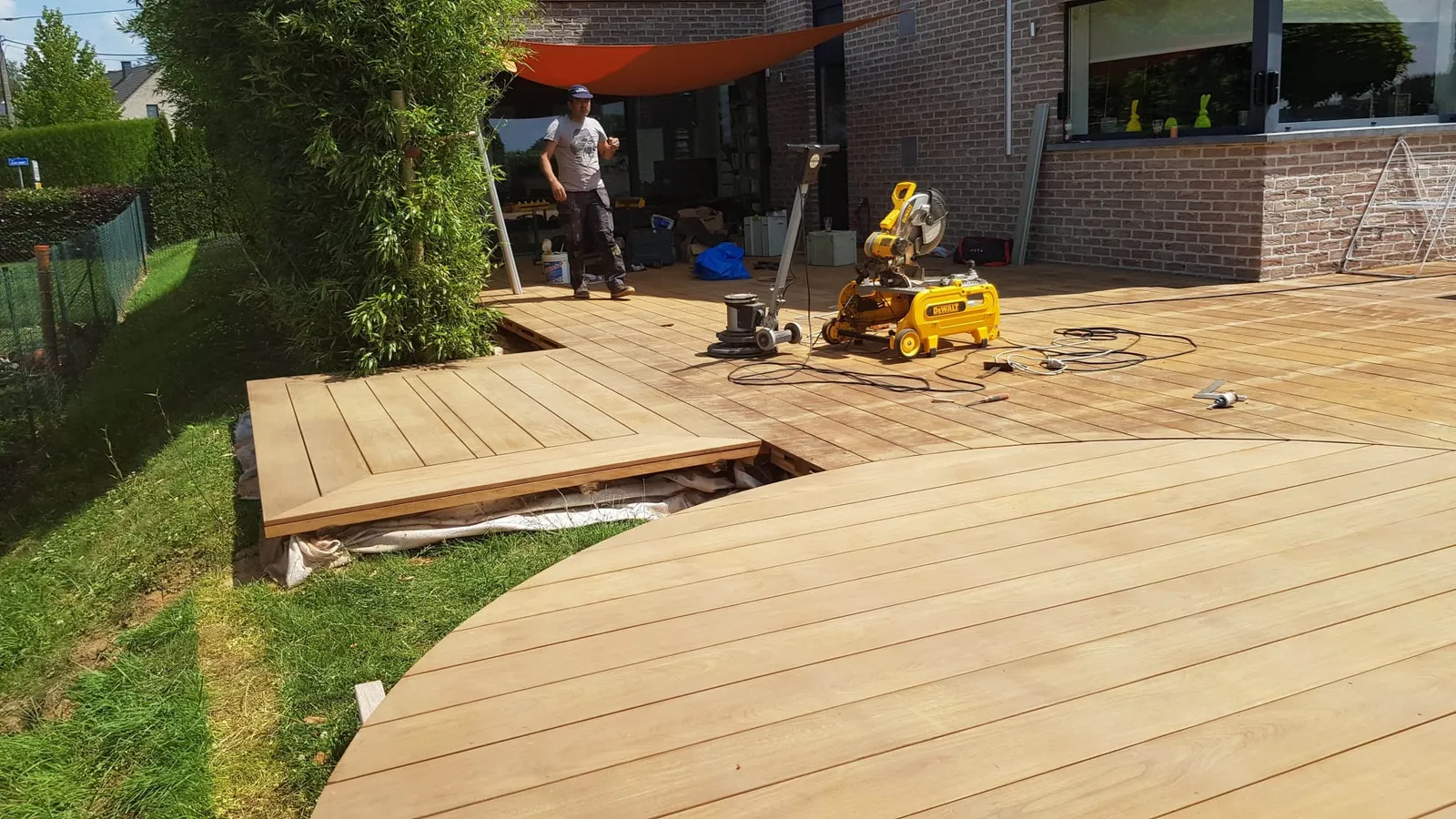 Pose du platelage de la terrasse devant la maison en briques, chantier Wood Floors