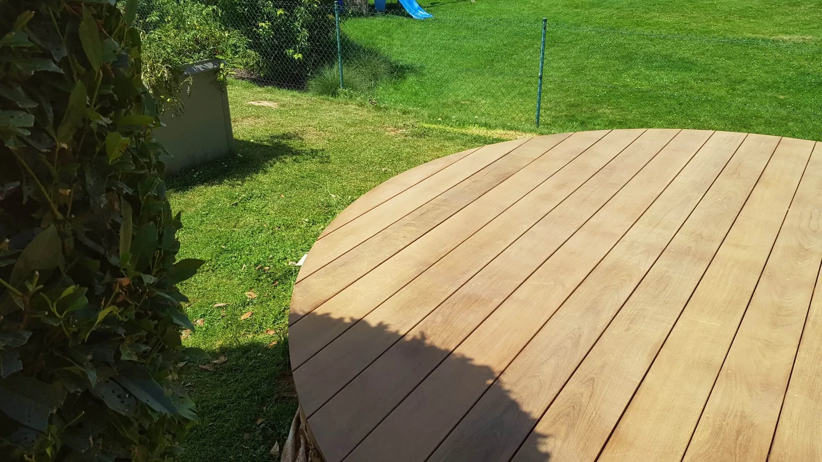 Plateforme ronde en bois exotique terminée dans la pelouse, chantier Wood Floors
