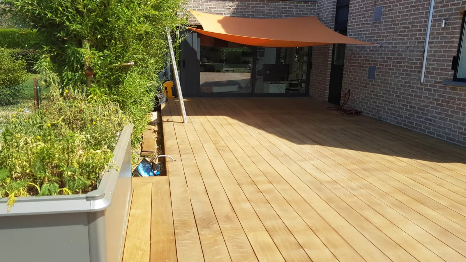 Terrasse en bois exotique terminée sous la voile d’ombrage, chantier Wood Floors