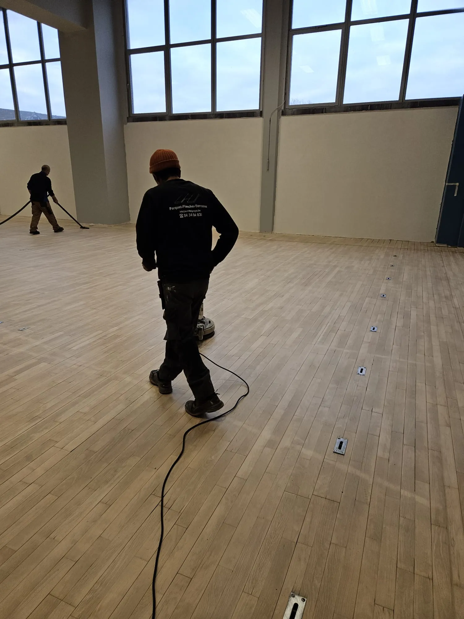 Ponçage du grand plateau à joints perdus à la ponceuse, chantier Wood Floors