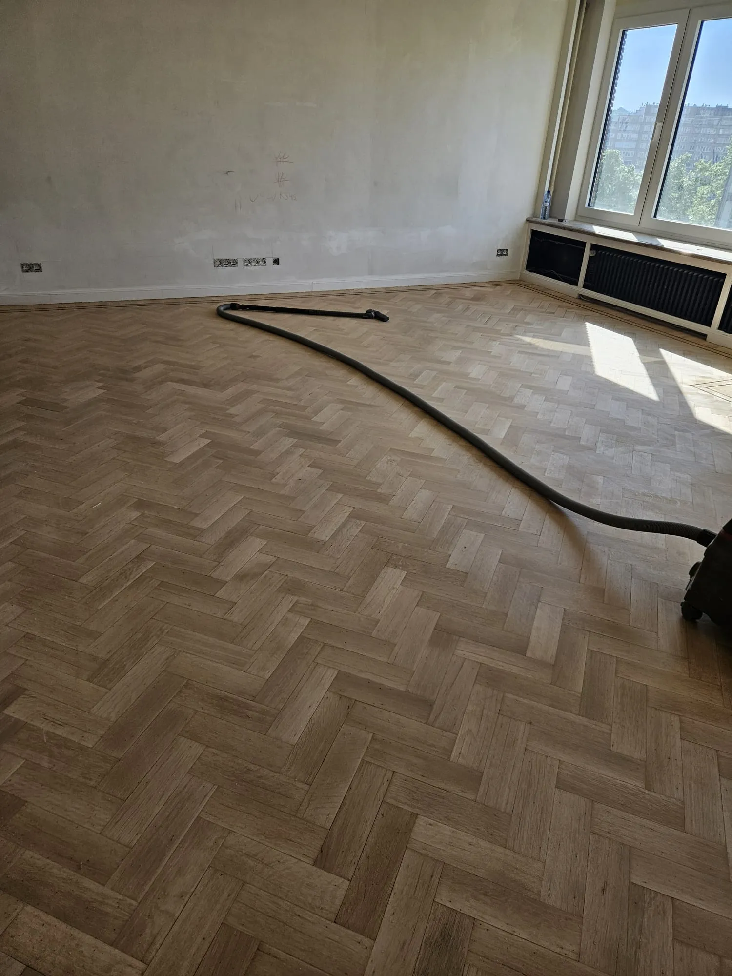 Le bois du plateau remis à nu, teinte uniforme avant la nouvelle finition, chantier Wood Floors