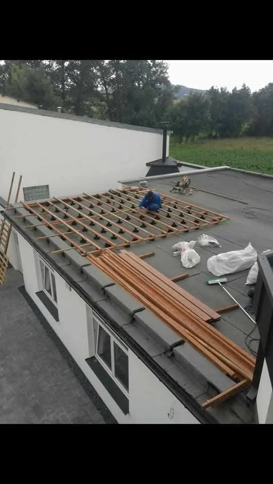 Pose des lambourdes sur plots réglables sur la toiture, chantier Wood Floors