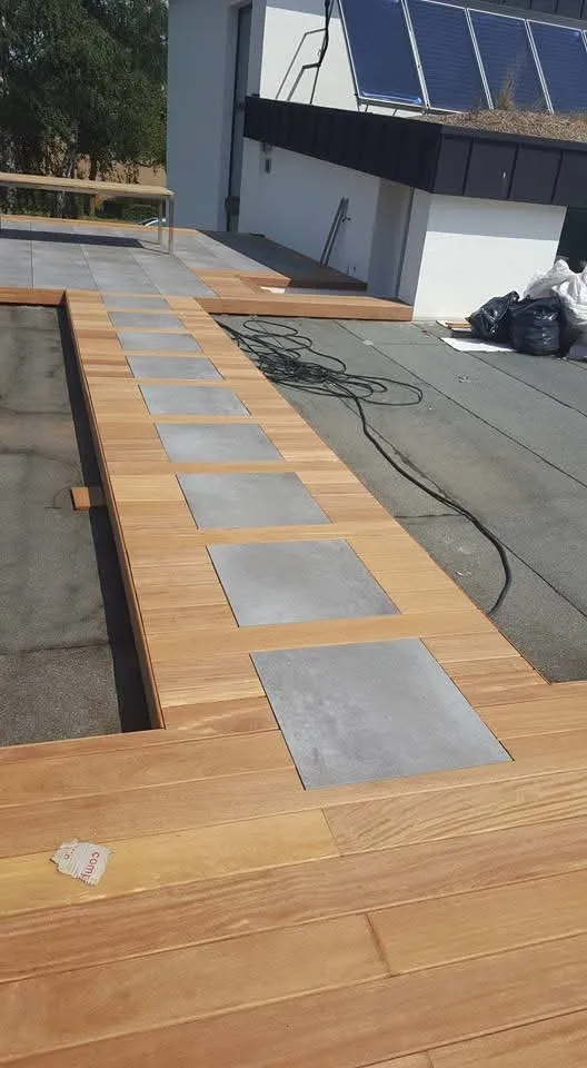 Cadre en bois exotique et dalles intégrées en cours de pose, chantier Wood Floors