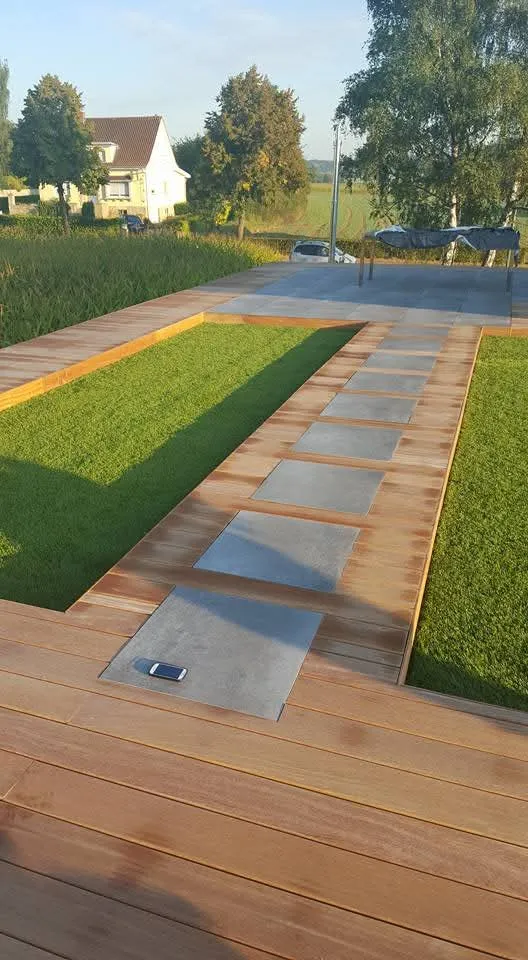 Allée de dalles intégrée au platelage en bois et au gazon, chantier Wood Floors