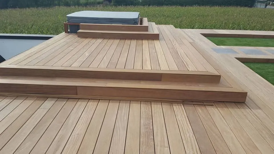Podium en bois exotique accueillant le spa sur la terrasse de toiture, chantier Wood Floors