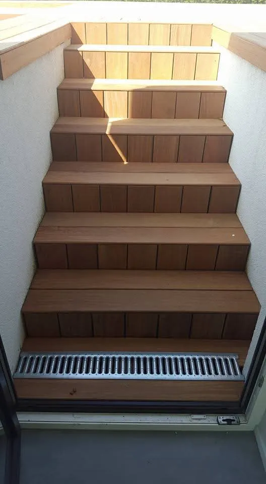 Escalier en bois exotique reliant les niveaux de la terrasse, chantier Wood Floors